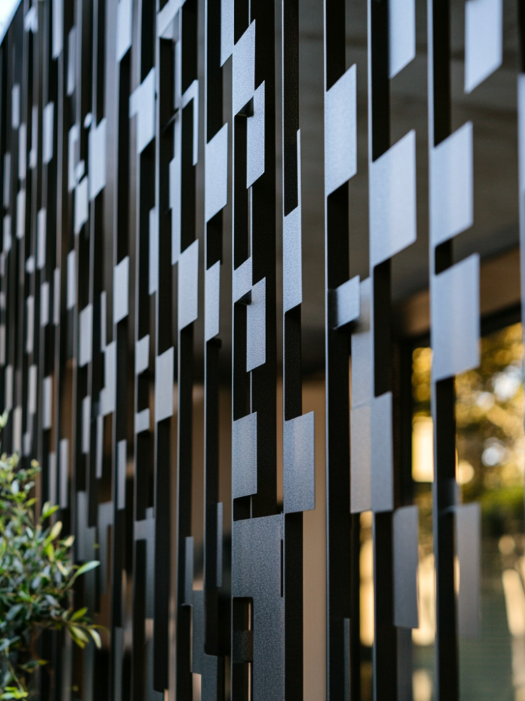 mahsa_vanaki_an_exterior_screen_wall_made_of_random_sized_verti_35e4c1a6-bdee-4d50-98b9-9a30e6bad0e5